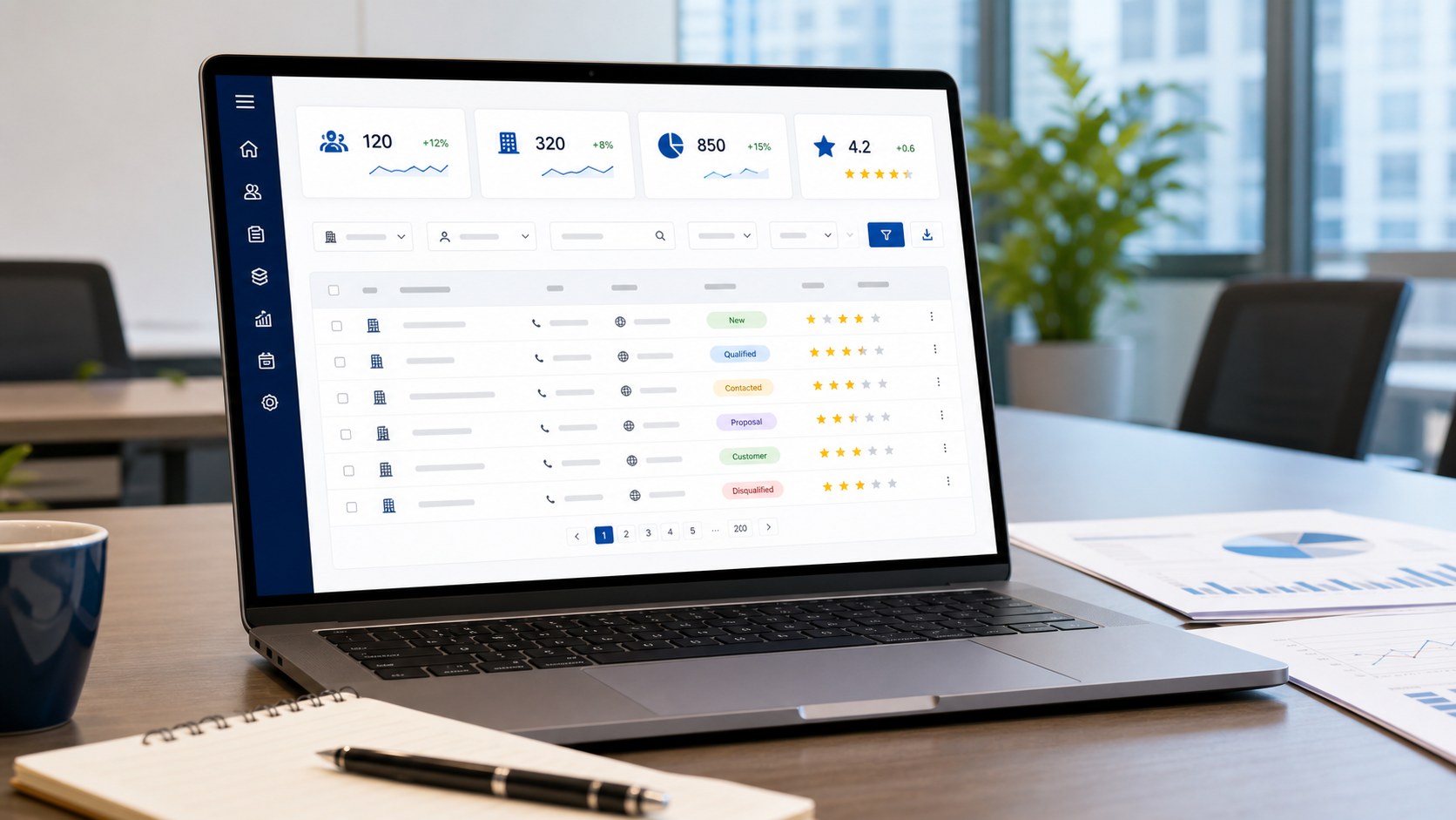 ตัวอย่าง Lead Finder CRM บนหน้าจอโน้ตบุ๊กในห้องประชุม